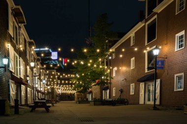 Halifax 'ın merkezinde tarihi binalar, kafeler, dükkanlar ve festival alanları var. Ünlü eski Halifax limanı rıhtımı. Halifax, Nova Scotia, Kanada,