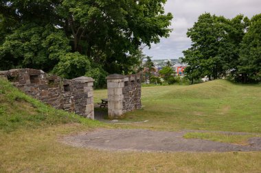 Halifax, Kanada 'nın tarihi şehrinde bir kalenin kalıntıları, eski taş bir duvar.