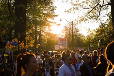 Ukrayna 'yı desteklemek için toplanın. Geleneksel giysiler içinde Ukrayna ve Kanada bayrakları taşıyan insanlar, Ukrayna 'yı desteklemek için pankartlar topladılar. Açık etkinlik - Toronto, Ontario, Kanada, 