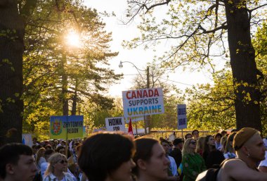 Ukrayna 'yı desteklemek için toplanın. Geleneksel giysiler içinde Ukrayna ve Kanada bayrakları taşıyan insanlar, Ukrayna 'yı desteklemek için pankartlar topladılar. Açık etkinlik - Toronto, Ontario, Kanada, 