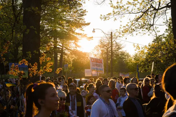 Ukrayna 'yı desteklemek için toplanın. Geleneksel giysiler içinde Ukrayna ve Kanada bayrakları taşıyan insanlar, Ukrayna 'yı desteklemek için pankartlar topladılar. Açık etkinlik - Toronto, Ontario, Kanada, 