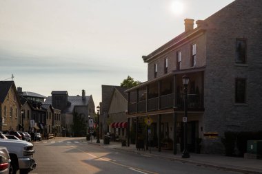Elora şehir merkezinin güzel eski evleri, dar sokakları, fenerleri ve dekorasyonları olan sokakları. Elora, Ontario, Kanada 'nın turistik kasabası