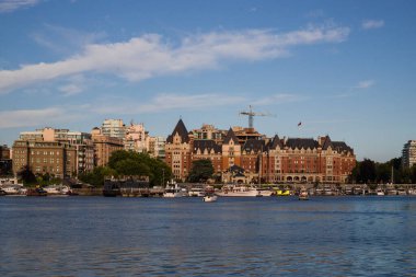 Victoria 'nın İç Liman boyunca uzanan şirin yaz caddeleri turistler ve yerliler için favori bir yürüyüş yeridir. Victoria, British Columbia, Kanada' daki Pasifik Sahil evleri
