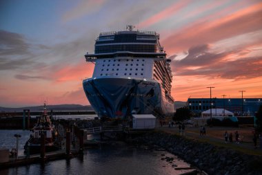 Salish Sea limanına demirlemiş bir yolcu gemisi Victoria, BC, Kanada limanında güzel bulutlarla dolu bir gökyüzünün arka planına karşı.