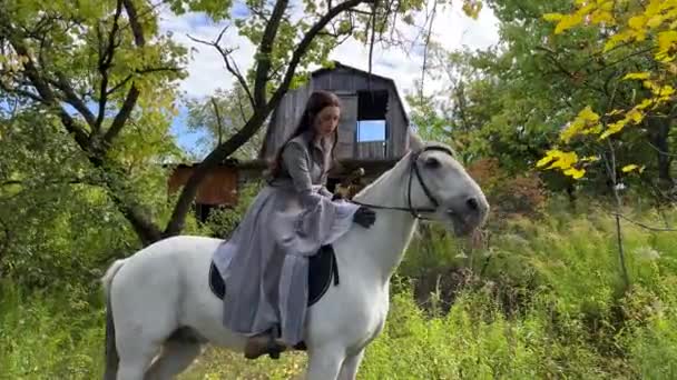 Młoda Kobieta Obraz Starożytnego Jeźdźca Wojownik Płaszczu Siedzi Białym Koniu — Wideo stockowe