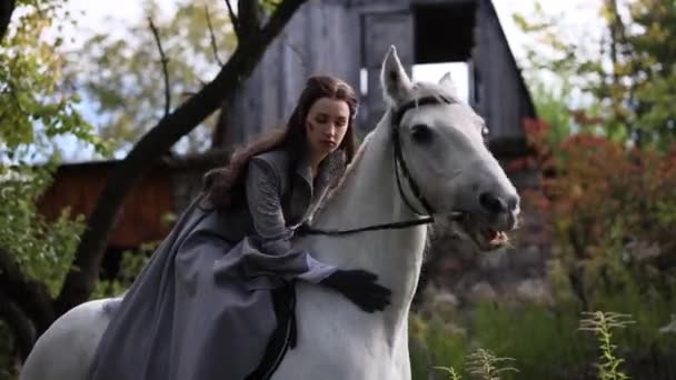 Młoda Kobieta Obraz Starożytnego Jeźdźca Wojownik Siedzi Białym Koniu Obejmuje — Wideo stockowe