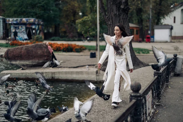 Jeune Jolie Femme Manteau Blanc Pantalon Marche Dans Parc Près — Photo