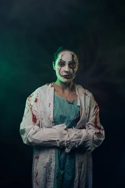 Jonge Vrouw Portretteert Bloeddorstige Zombie Met Horror Wonden Haar Gezicht — Stockfoto