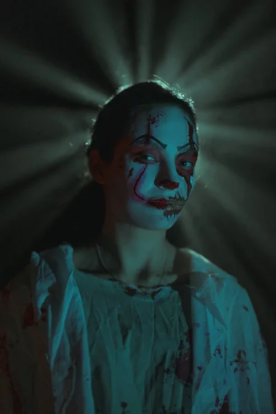 Junge Frau Porträtiert Blutrünstigen Zombie Mit Horrorwunden Gesicht Und Blutiger — Stockfoto