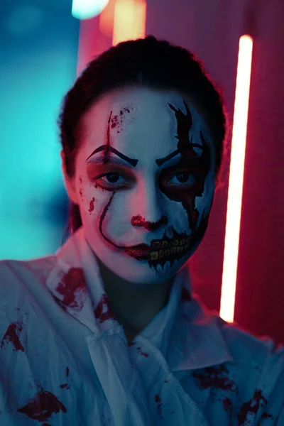Молодая Женщина Изображает Кровожадного Зомби Ужасными Ранами Лице Окровавленной Одеждой — стоковое фото