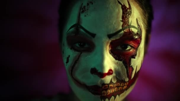 年轻女人在黑暗的背景下穿着血淋淋的衣服 用恐怖的牙齿和脸上的伤痕描绘了一个嗜血的僵尸 万圣节的恐怖画面 — 图库视频影像