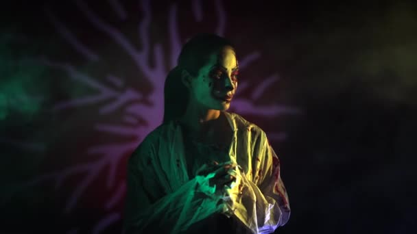 Jonge Vrouw Portretteert Bloeddorstige Zombie Met Horror Wonden Haar Gezicht — Stockvideo