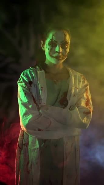 Молодая Женщина Изображает Кровожадного Зомби Ужасающими Ранами Лице Окровавленной Одеждой — стоковое видео