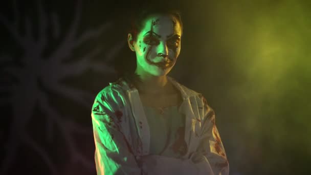 Junge Frau Porträtiert Blutrünstigen Zombie Mit Horrorwunden Gesicht Und Blutiger — Stockvideo