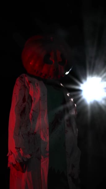 Молодая Женщина Имеет Тыкву Голове Изображает Кровожадного Зомби Окровавленной Одеждой — стоковое видео