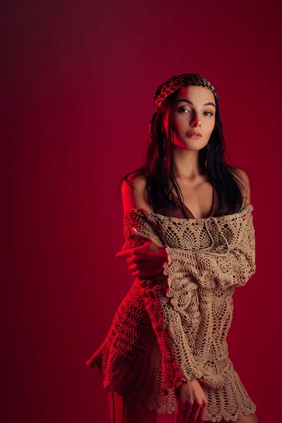 Genç Kadın Dantelli Elbise Bandanayla Kırmızı Arka Planda Kırmızı Işıkta — Stok fotoğraf