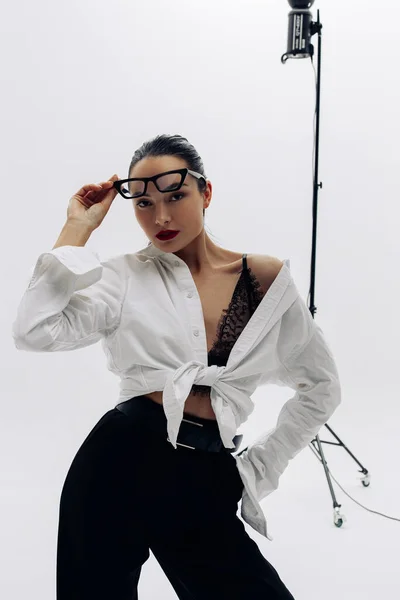 Ung Kvinna Glasögon Poserar Byxor Och Skjorta Mot Vit Bakgrund — Stockfoto