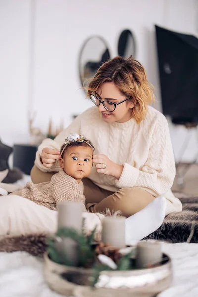 Glad Kaukasiska Kvinna Leker Med Sin Blandade Ras Baby Dotter — Stockfoto