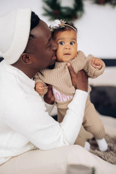Glad Afrikansk Man Håller Och Kysser Sin Blandade Ras Baby — Stockfoto