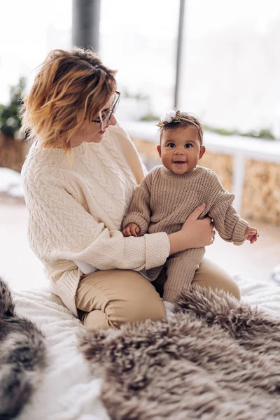 Mulher Caucasiana Feliz Senta Cama Brinca Com Sua Filha Bebê — Fotografia de Stock