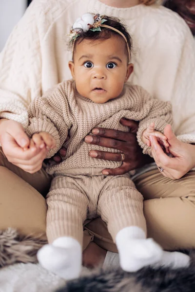 아기가 가까이에 부모의 아기를 인종간의 인종간의 연합에 — 스톡 사진