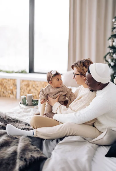 Feliz Família Interracial Senta Cama Brinca Com Sua Filha Bebê — Fotografia de Stock