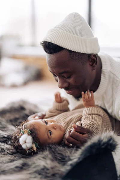 Afrikansk Man Leker Med Sin Liggande Sängen Blandras Baby Dotter — Stockfoto