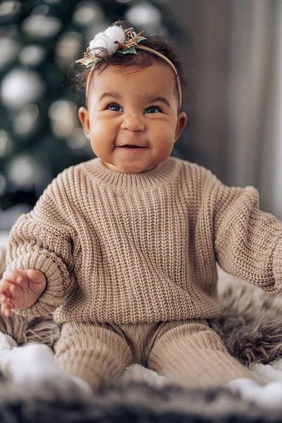 Gelukkig Gemengd Ras Baby Meisje Zit Bed Tegen Achtergrond Van — Stockfoto