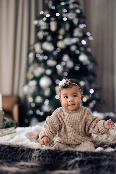 Feliz Menina Raça Mista Senta Cama Contra Fundo Árvore Natal — Fotografia de Stock