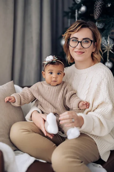 Mulher Caucasiana Feliz Senta Abraça Sua Filha Bebê Raça Mista — Fotografia de Stock