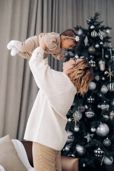 Mulher Caucasiana Feliz Diverte Brinca Com Sua Filha Bebê Raça — Fotografia de Stock
