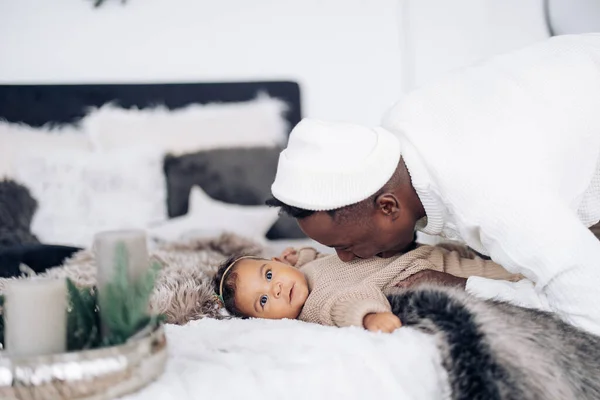 Afrikansk Man Leker Med Sin Liggande Sängen Blandras Baby Dotter — Stockfoto