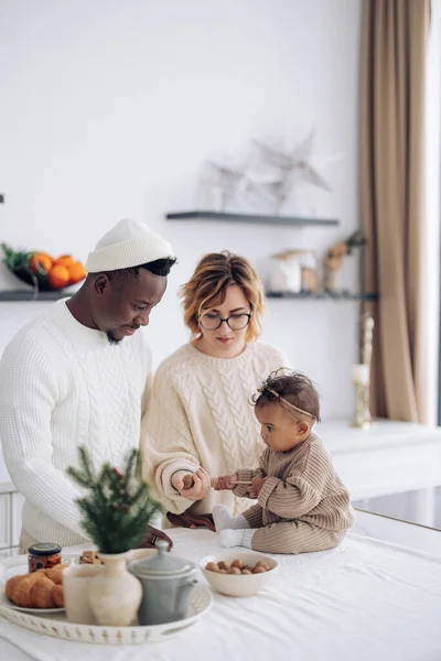 Glad Interracial Familj Leker Med Sin Dotter Kök Nära Jul — Stockfoto