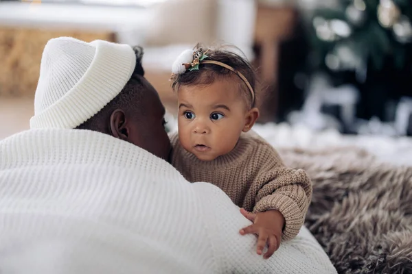 Ung Afrikansk Man Håller Sin Blandade Ras Baby Dotter Baby — Stockfoto