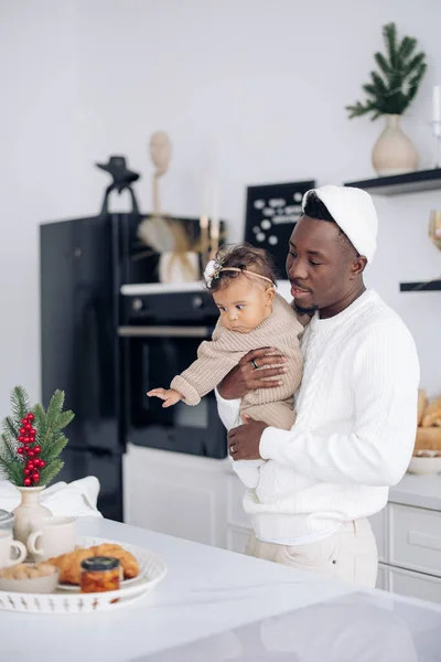 Glad Afrikansk Man Håller Sin Blandade Ras Baby Dotter Kök — Stockfoto