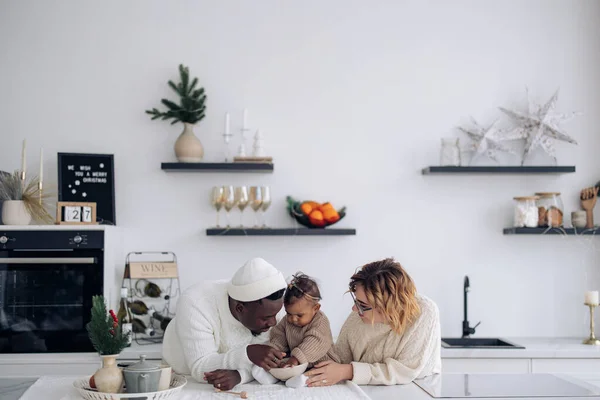 Feliz Família Interracial Brinca Com Sua Filha Bebê Cozinha Perto — Fotografia de Stock