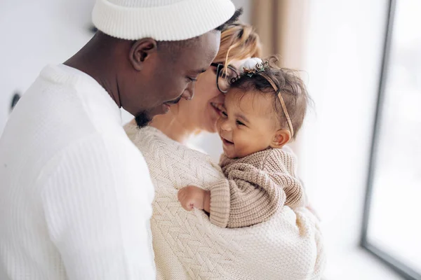 Glad Interracial Familj Har Roligt Och Leker Med Sin Dotter — Stockfoto