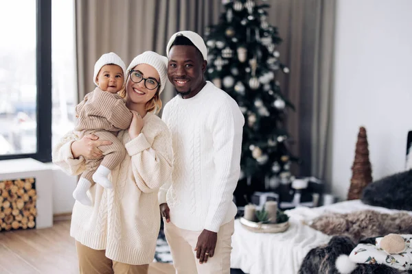 Gelukkige Interraciale Familie Staat Met Hun Dochtertje Tegen Achtergrond Van — Stockfoto