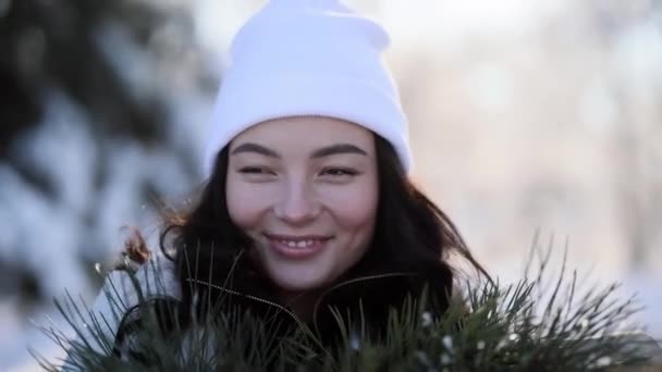 Porträtt Glad Ung Leende Kvinna Vinterskogen Bland Snötäckta Träd Med — Stockvideo