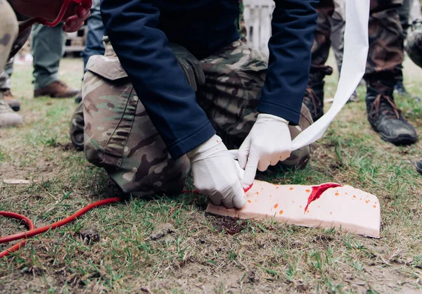 Asker kurşun yarası simülatöründe tampon kullanarak kurşun yarasının kanamasını durdurmak için eğitim alır. Taktik tıp için simülatörler. Afet ilaçları ve askeri ilaçlar. Kanamayı durdur..