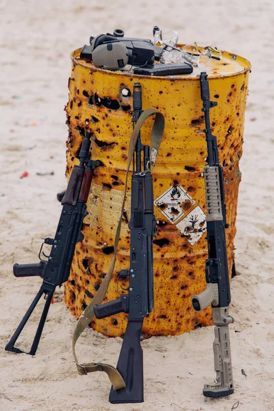 Cano Metal Atravessado Com Espingardas Assalto Kalashnikov Está Campo Tiro — Fotografia de Stock