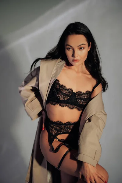 Jong Sexy Vrouw Poses Zwart Lacy Lingerie Bdsm Stijl Unbuttoned — Stockfoto