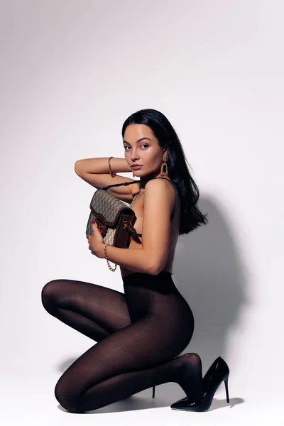 Ung Vacker Kvinna Poserar Topless Strumpbyxor Och Höga Klackar Skor — Stockfoto