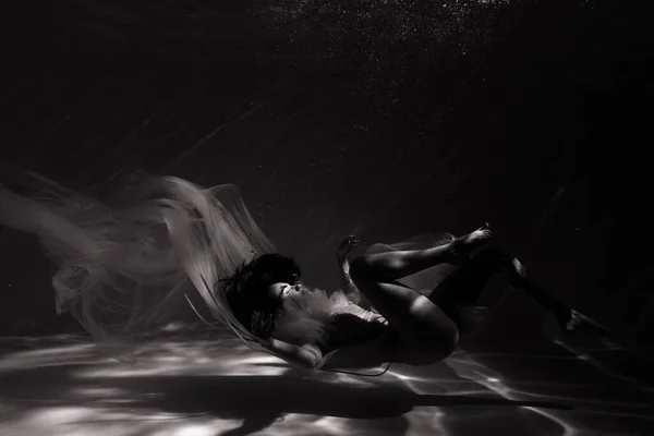 Підводний Знімок Красивої Жінки Білому Прозорій Сукні Розслабляється Воді Сонячних — стокове фото