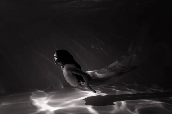 Podwodny Pęd Pięknej Kobiety Białej Latającej Przezroczystej Sukience Pływającej Wodzie — Zdjęcie stockowe