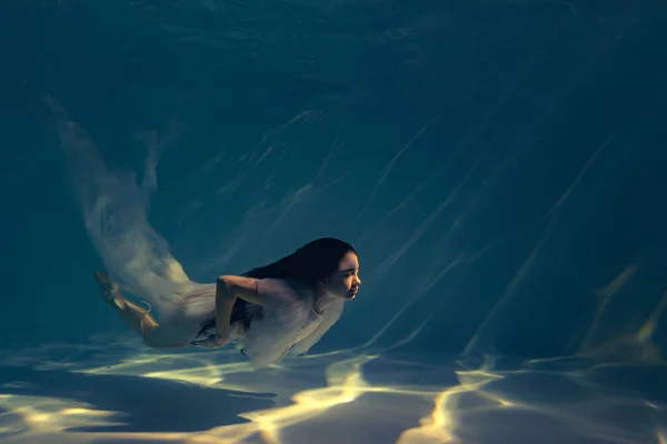 Underwater Shoot Beautiful Woman White Flying Transparent Dress Swimming Water — Stock Photo, Image