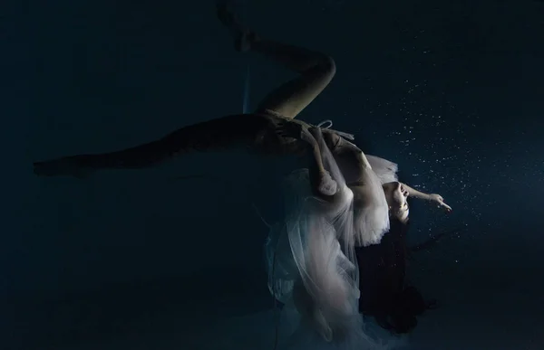 Podwodny Pęd Pięknej Kobiety Białej Latającej Przezroczystej Sukience Tańczącej Wodzie — Zdjęcie stockowe