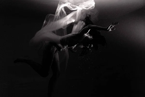Podwodny Pęd Pięknej Kobiety Białej Latającej Przezroczystej Sukience Relaksującej Się — Zdjęcie stockowe