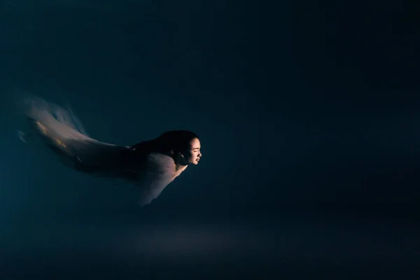 Подводная Съемка Красивой Женщины Белом Летящем Прозрачном Платье Плавающем Освещенной — стоковое фото
