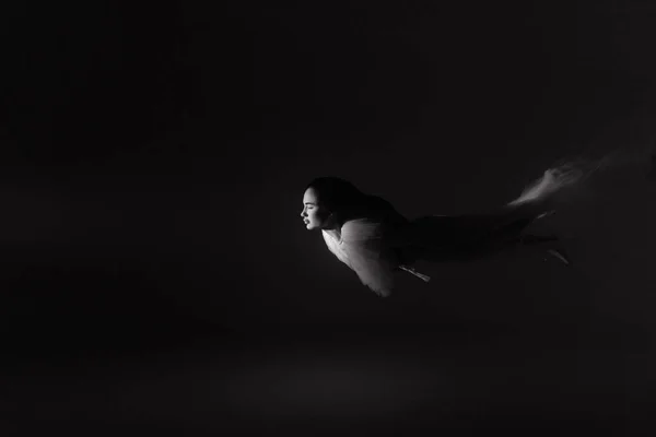 Підводний Знімок Красивої Жінки Білому Прозорій Сукні Плаває Освітленій Воді — стокове фото